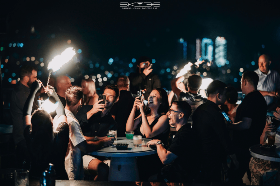 Bao nhiêu tuổi được đi bar?
