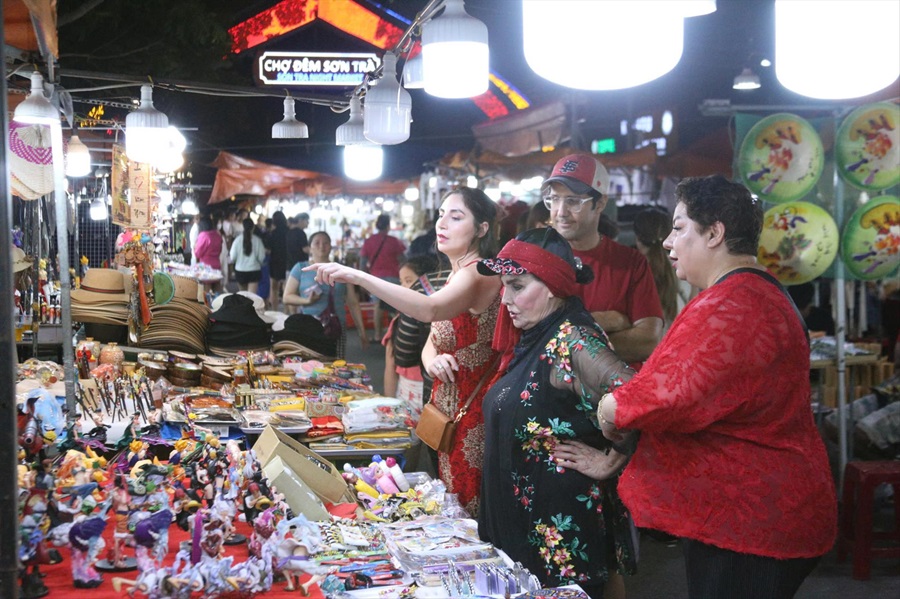 Chợ đêm Sơn Trà được nhiều du khách quốc tế ghé thăm